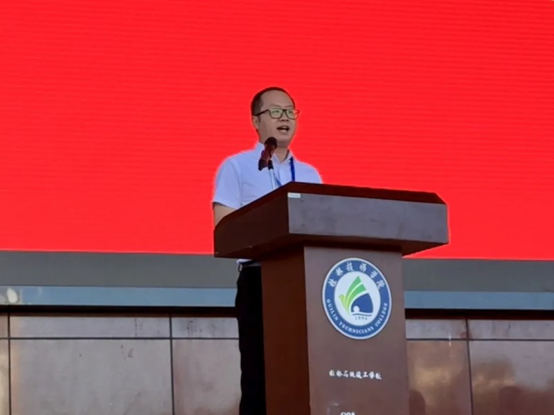 青春淬火——我院2025级新生军事教育训练动员大会暨开营仪式